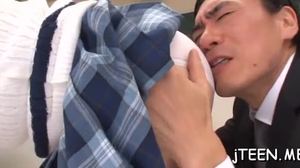 Japanse schoolmeisje krijgt een ruwe blowjob van haar minnaar