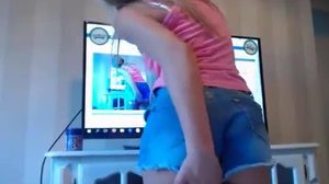 Η έφηβη κοπέλα ικανοποιεί τον εαυτό της με παιχνίδια σε solo video
