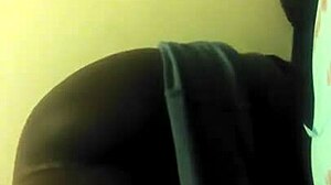Toinen laadukas homo pornovideo, jossa piereskelee ja leikkii perseellä