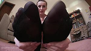 Vídeo HD de Sophia Smith com fetiche por pés em meias