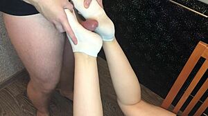 فتى مراهق يقوم بعمل الجوارب ويعبد القدمين في فيديو إباحي عالي الدقة مع femdom
