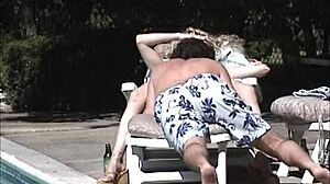 Naturliga bröst på undergivna Susan studsar efter poolen