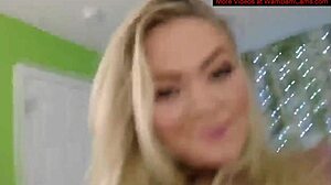 Sexig blond bimbo tar av sig kläderna och visar upp sina stora bröst i en webbkameravideo