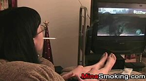MILF-moeder geniet van roken fetisj met haar jonge vriend