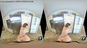 Virtual reality-porno med en lille brunette teenager i køkkenet