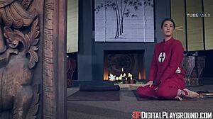 HD video Dani Daniels so zvodným orálnym sexom a uctievaním zrelých zadkov