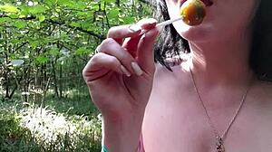 Una figa succosa viene infilata fino all'orgasmo in video ad alta definizione