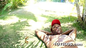 Interracial Blowjob von einem dominikanischen Teenager auf dem Rasen in einem 18 Jahre alten Video