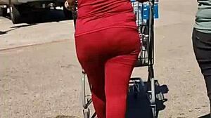 Câmera oculta captura uma babá grossa em leggings vermelhas