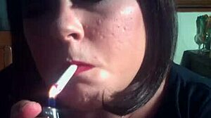 A brit femdom Tina Snua füstölő fetish-nek adódik
