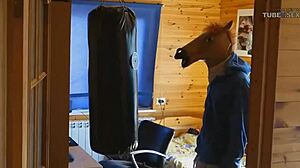 Βίντεο HD ενός καβαλάρη που γαμάει μια χαζή σκύλα
