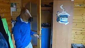 HD videó egy lovasról, aki egy buta ribancot baszik