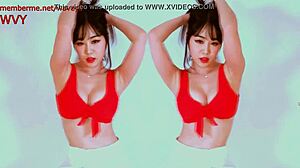 La bellezza asiatica Ari mostra le sue abilità di twerking in video HD