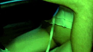 Amatőr mostohatestvér szopja és arcára kapja a spermát a hálószobában