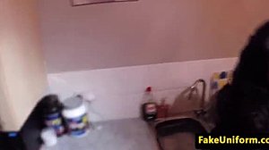 Britská MILF dělá penis a jezdí v spodním prádle během POV videa