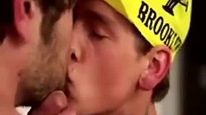 Severskí gay muži si užívajú inštrukcie na drkanie s čiernym penisom v HD videu