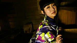 Video HD di Hinano Kamisaka che si spoglia sensualmente e fa una sega