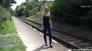 Distracție cu fetișul picioarelor pe cale ferată