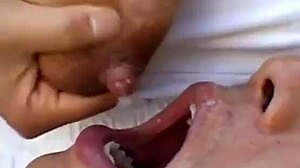Asiatisk babe bryster mens hun melker