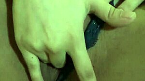 Amatérska ázijská dievčina sa masturbuje holými rukami a okuliarmi