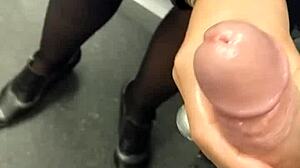 Amaterska MILF u čarapama i donjem vešu masturbira mužov kurac u javnom liftu
