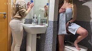Teen sexy zadek je zachycen na kameru v koupelně
