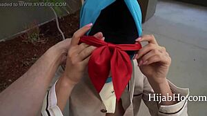 Adolescente en hijab aprende a pasar un buen rato