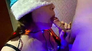 POV-video van een schattige tiener die een blowjob geeft met sperma in haar mond