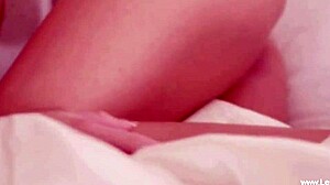 Loira amadora e morena desfrutam de sexo sensual com brinquedos