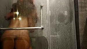Amaterski par uživa v hardcore analnem in oralnem seksu v kopalnici