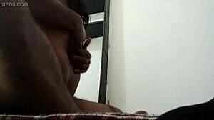 Una coppia di studenti neri gode di sesso amatoriale nel dormitorio