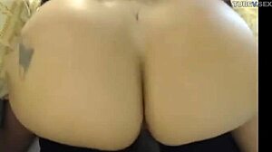 Близък план на голяма задница карибска красавица в пола