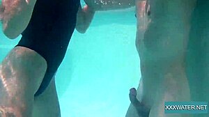 Bebelușa europeană Marcie își fute fața sub apă