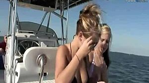Egy csintalan hajóútra egy szexi fiatal tinédzserrel, aki arcra és creampie-re vágyik