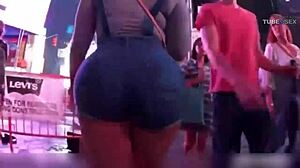 Latina de gran trasero muestra su jugoso trasero en shorts ajustados