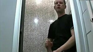 Amatør bøsse blowjob på et offentligt toilet