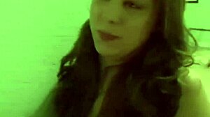 Bujna devojka postaje nestašna pred kamerom u video snimku o prolećnoj pauzi