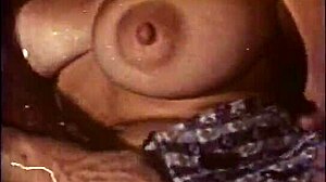 Una bionda con un culo grosso viene leccata dalle tette e dalla figa da un uomo con le lunghe cosce in un classico video porno