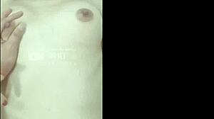 Hete Aziatische babe laat haar lichaam zien en masturbeert op webcam