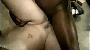 Seksi musta tyttö ja valkoinen kaveri harrastavat rotujenvälistä kolmen kimppaa