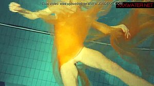 נערת חובבנית Nastya מציגה את גופה הסקסי בבריכה