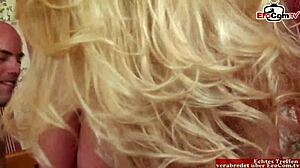 Голямата блондинка с големи цици получава сперма в устата си след като се ебава на високи токчета