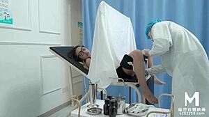 Gran culo y tetas grandes: Un examen ginecológico asiático en un hospital
