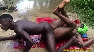 Un amator african este prins în pădure în timp ce se fute cu menajera din sat