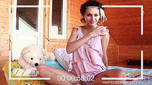 Eine haarige und süße Hippie-Baby neckt vor der Webcam