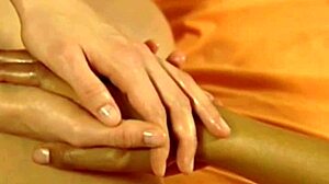 Masajul intim se transformă în sex pasional în acest videoclip porno indian