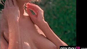 Prsatá blondýnka ukazuje své velké falešné kozy v sólovém videu