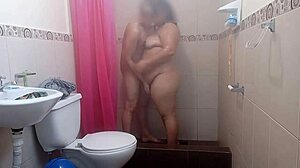 Une belle fille aux gros seins et au cul fait une fellation à son beau-fils dans la salle de bain