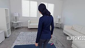 Une adolescente musulmane est surprise en train de tromper son entraîneur et punie