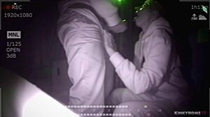 Una adolescente hace una mamada en un video de cámara oculta de una pareja amateur